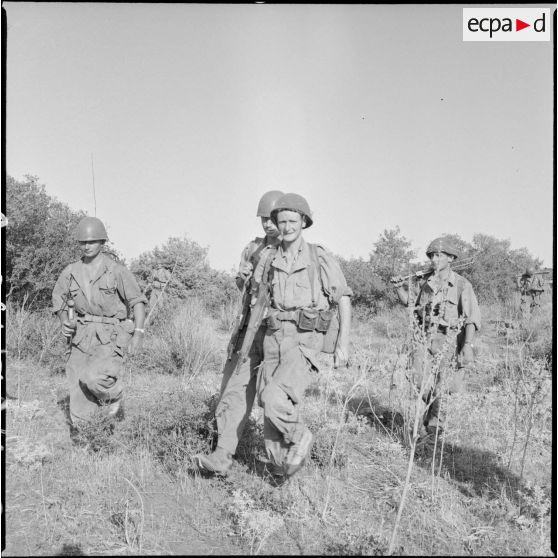 En opération dans le djebel. [Description en cours]