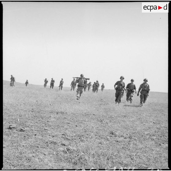 En opération dans le djebel. [Description en cours]