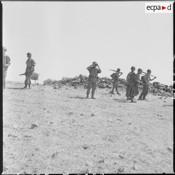 En opération dans le djebel. [Description en cours]