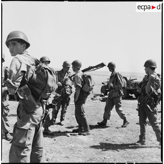 En opération dans le djebel. [Description en cours]