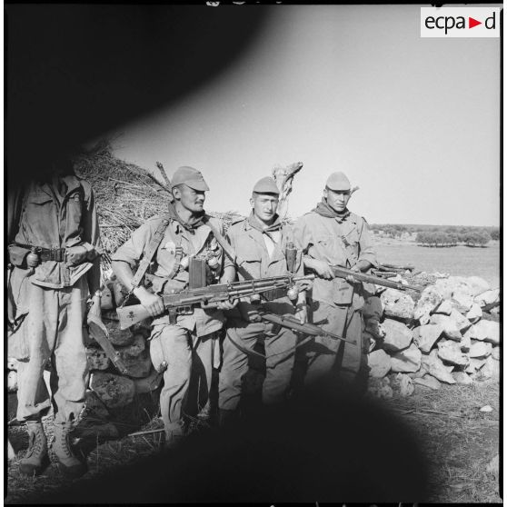 En opération dans le djebel. [Description en cours]