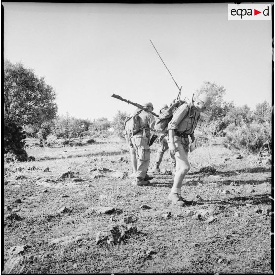 En opération dans le djebel. [Description en cours]