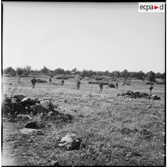 En opération dans le djebel. [Description en cours]