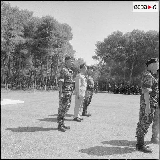 Prise d’armes au 3e RPC à Sidi Ferruch. [Description en cours]