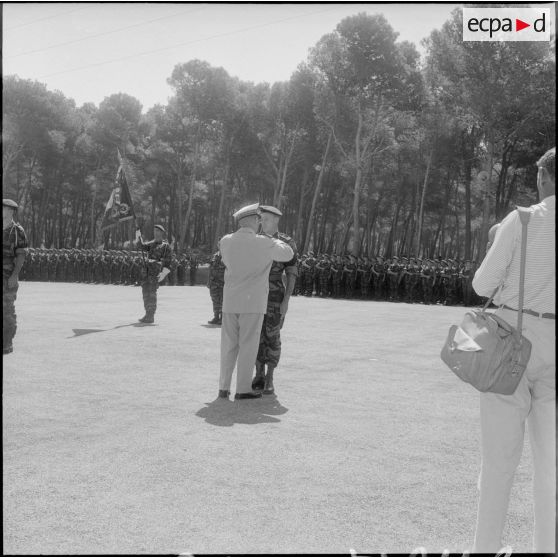 Prise d’armes au 3e RPC à Sidi Ferruch. [Description en cours]