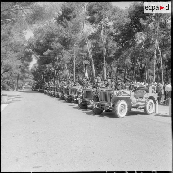 Prise d’armes au 3e RPC à Sidi Ferruch. [Description en cours]