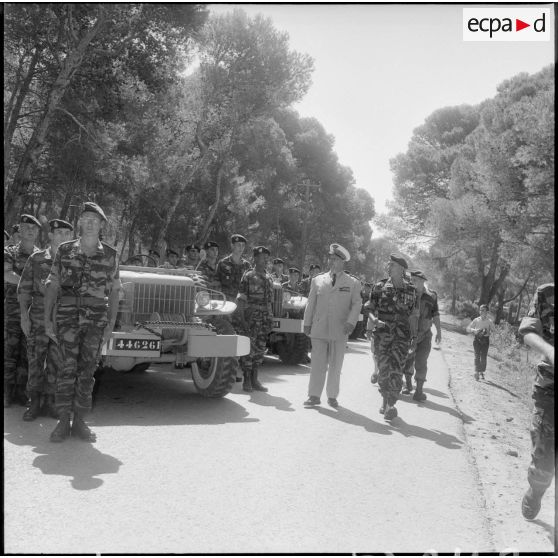 Prise d’armes au 3e RPC à Sidi Ferruch. [Description en cours]