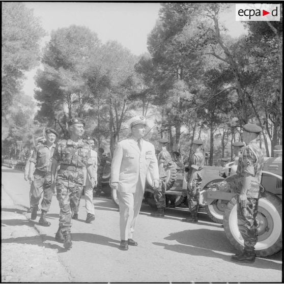 Prise d’armes au 3e RPC à Sidi Ferruch. [Description en cours]