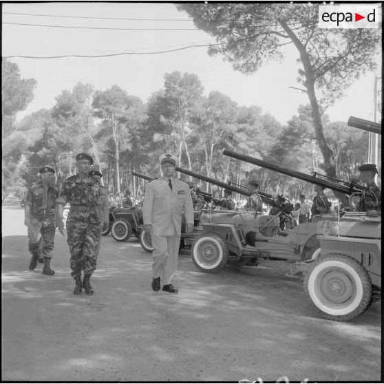Prise d’armes au 3e RPC à Sidi Ferruch. [Description en cours]