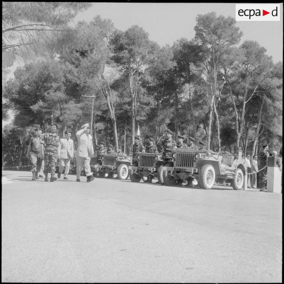Prise d’armes au 3e RPC à Sidi Ferruch. [Description en cours]