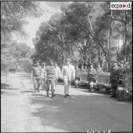 Prise d’armes au 3e RPC à Sidi Ferruch. [Description en cours]