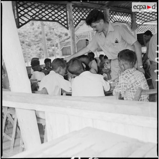 Repas des enfants en visite à la mer. [Description en cours]