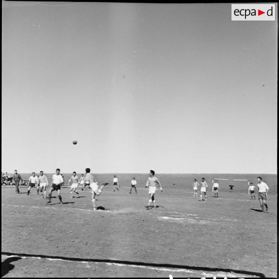 Match de football au regroupement de Cazorla. [Description en cours]