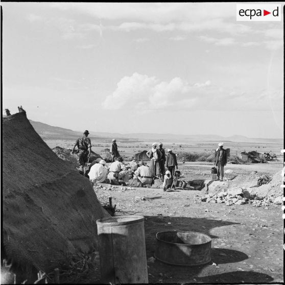 Distribution de denrées alimentaires dans un regroupement. [Description en cours]