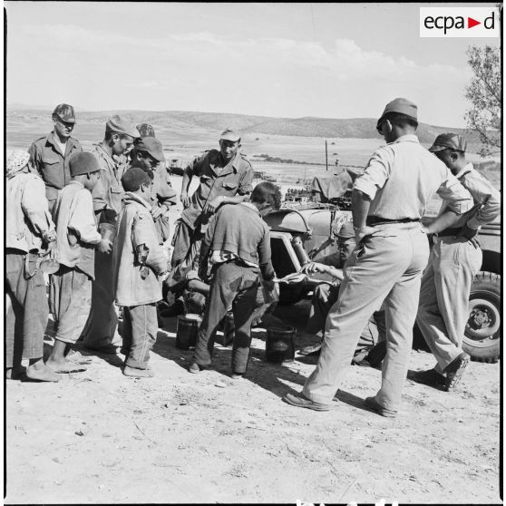 Distribution de denrées alimentaires dans un regroupement. [Description en cours]