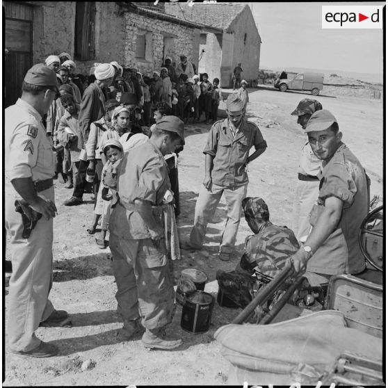 Distribution de denrées alimentaires dans un regroupement. [Description en cours]