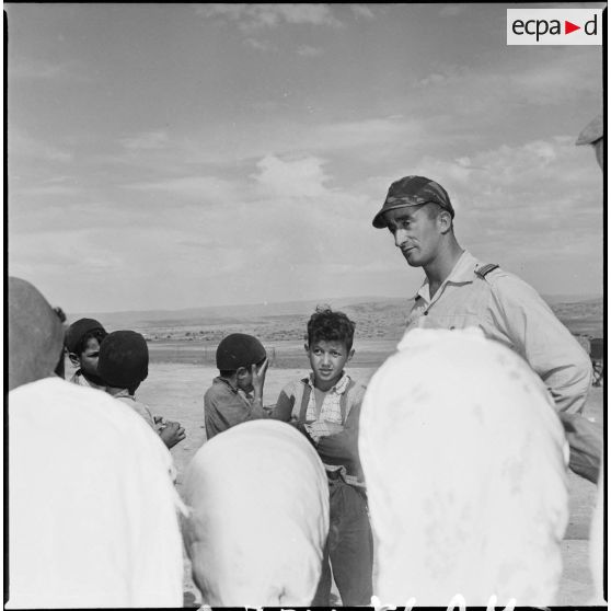 Distribution de denrées alimentaires dans un regroupement. [Description en cours]