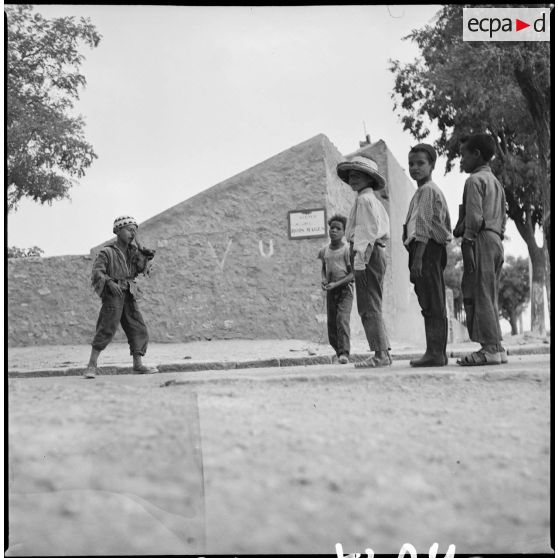 Jeux d'enfants. [Description en cours]