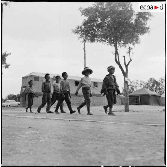 Jeux d'enfants. [Description en cours]