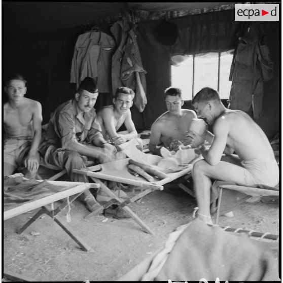 Militaires en chambrée sous tente. [Description en cours]