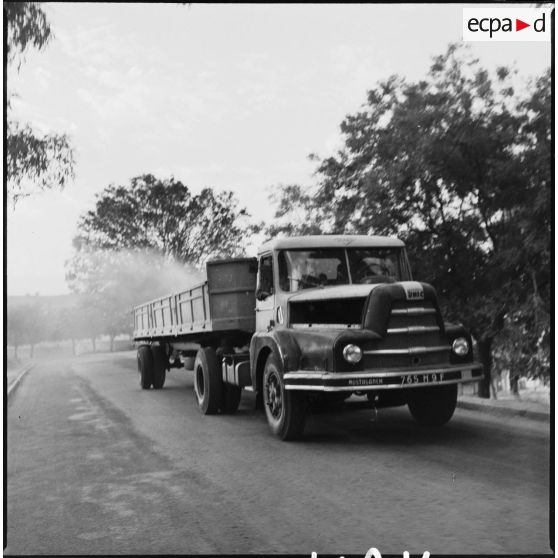 Camion UNIC en circulation. [Description en cours]