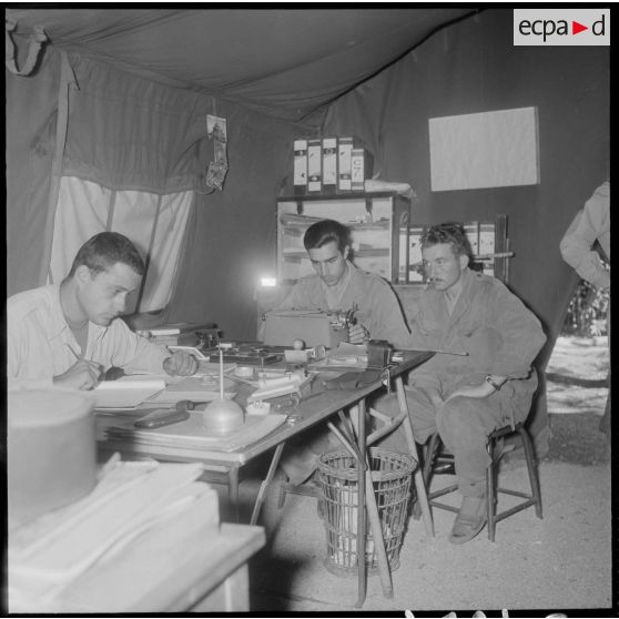 Travaux administratifs au poste Garrigues occupé par le 30e RD. [Description en cours]