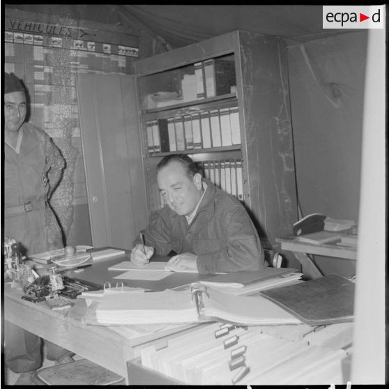 Travaux administratifs au poste Garrigues occupé par le 30e RD. [Description en cours]