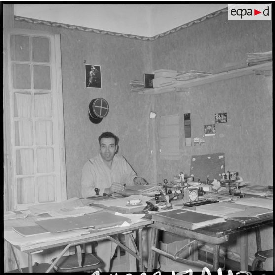 Travaux administratifs au poste Garrigues occupé par le 30e RD. [Description en cours]