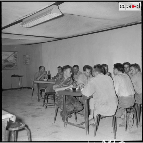 Vie quotidienne au poste Garrigues occupé par le 30e RD. [Description en cours]