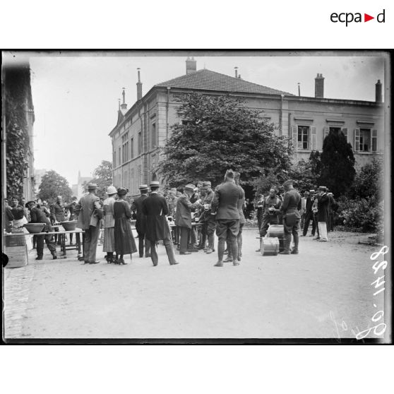 Nancy, une collation est offerte aux musiciens américains à l'école de Pharmacie. [légende d'origine]