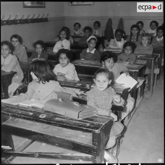 Petites filles en classe. [Description en cours]