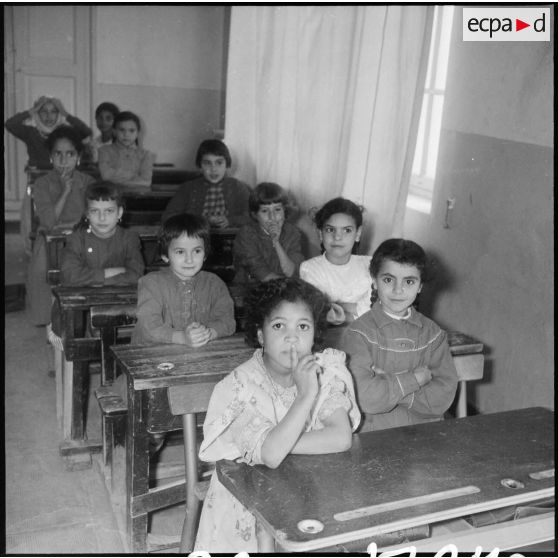 Petites filles en classe. [Description en cours]