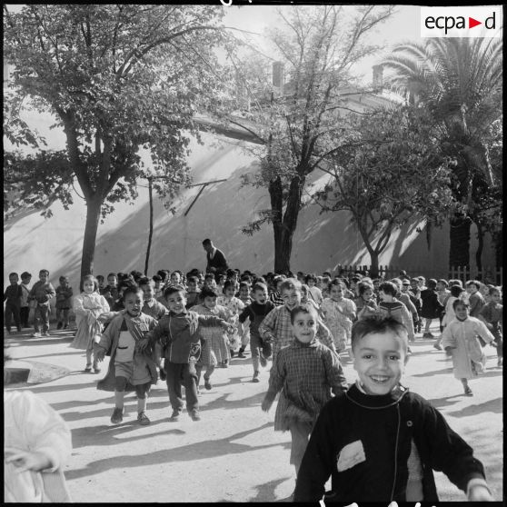 Jeux dans la cour de récréation. [Description en cours]