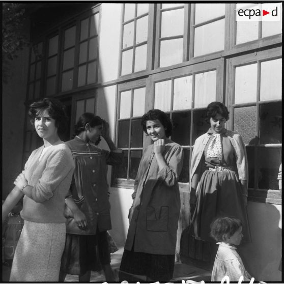 Personnels féminins de l’ensemble scolaire. [Description en cours]