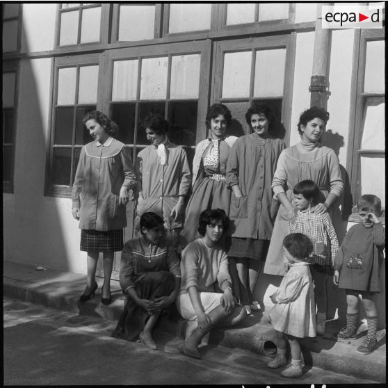 Personnels féminins de l’ensemble scolaire. [Description en cours]