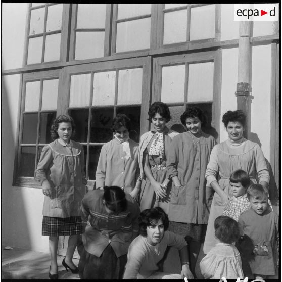 Personnels féminins de l’ensemble scolaire. [Description en cours]