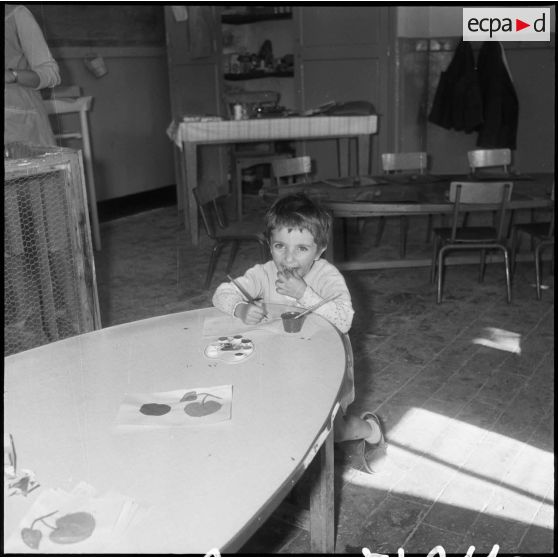 Jeunes enfants en classe. [Description en cours]