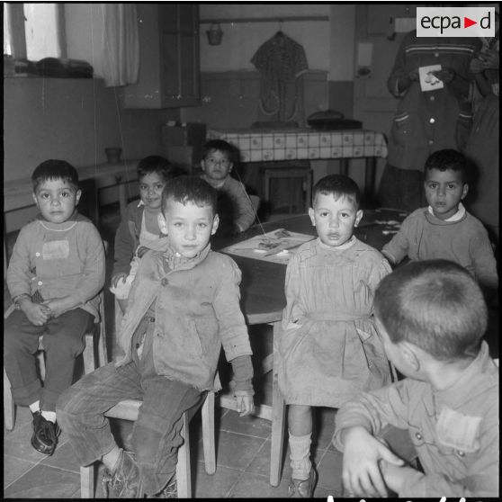 Jeunes enfants en classe. [Description en cours]