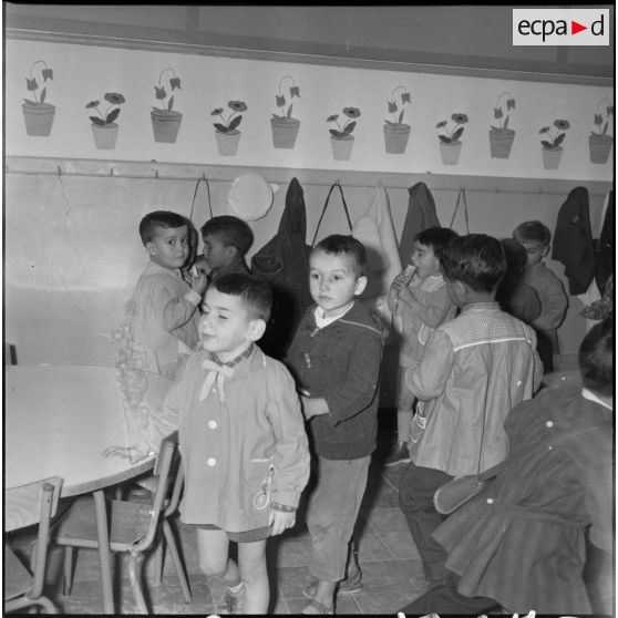 Jeunes enfants en classe. [Description en cours]