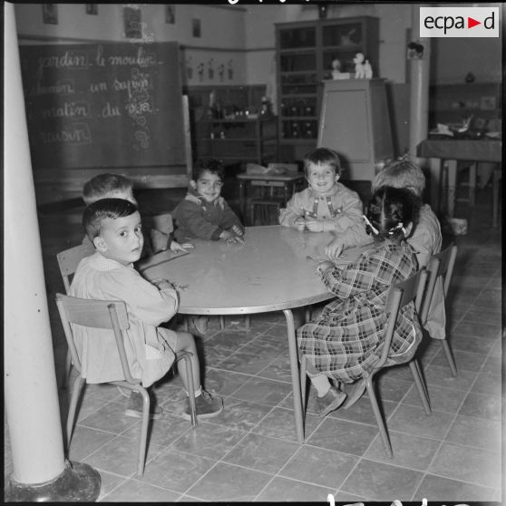 Jeunes enfants en classe. [Description en cours]