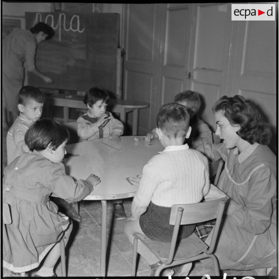 Jeunes enfants en classe. [Description en cours]