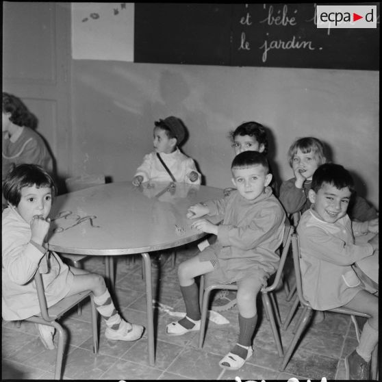 Jeunes enfants en classe. [Description en cours]