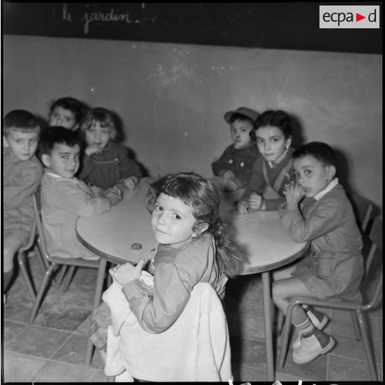 Jeunes enfants en classe. [Description en cours]