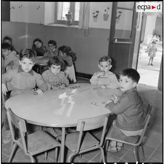 Jeunes enfants en classe. [Description en cours]