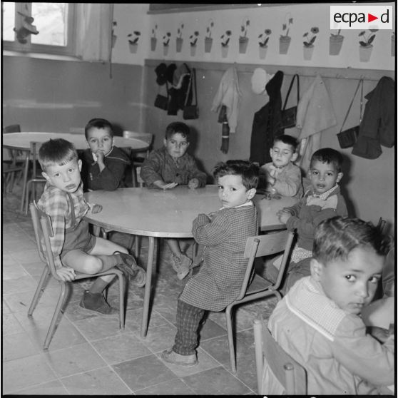 Jeunes enfants en classe. [Description en cours]