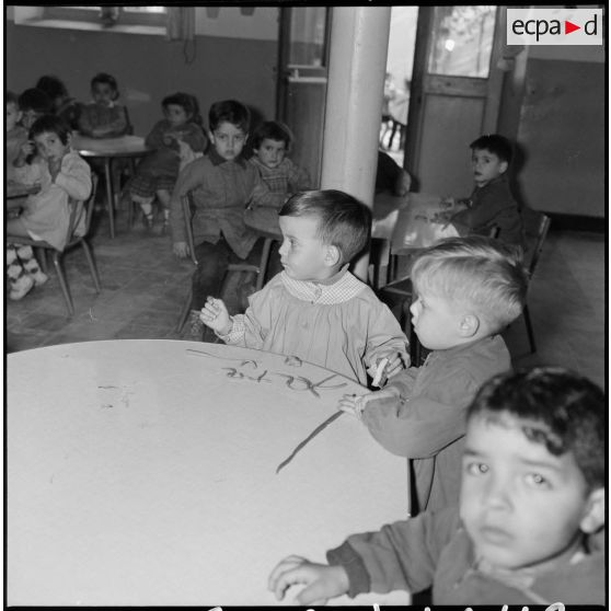 Jeunes enfants en classe. [Description en cours]