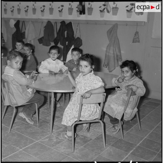 Jeunes enfants en classe. [Description en cours]