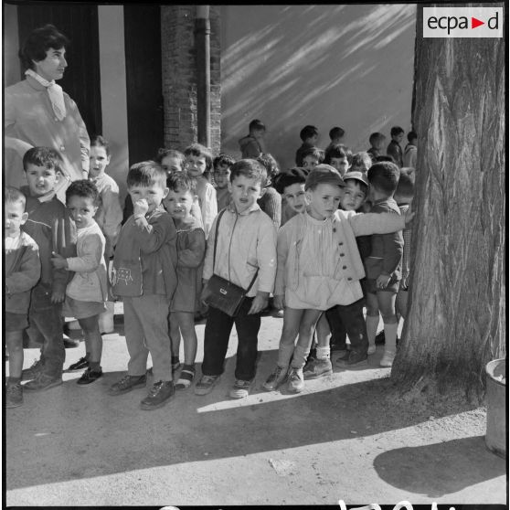 Jeux dans la cour de récréation. [Description en cours]