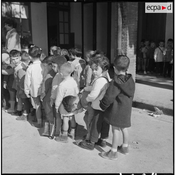 Jeux dans la cour de récréation. [Description en cours]