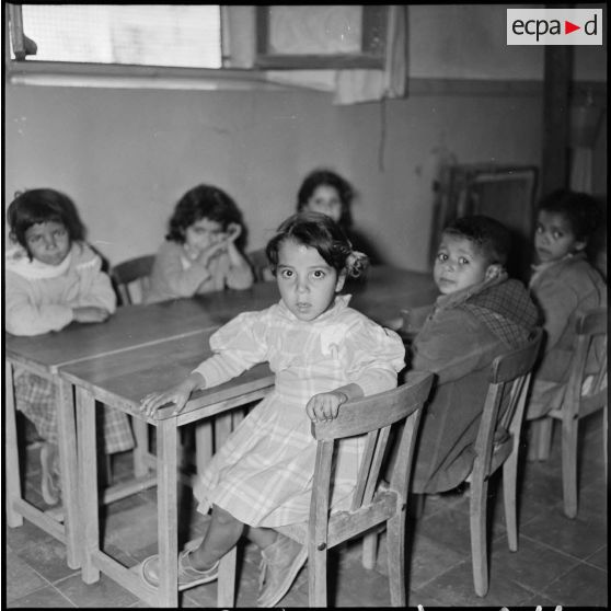 Jeunes enfants en classe. [Description en cours]